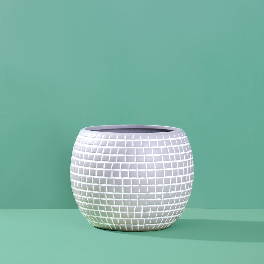 Boho macramé plantenhanger met houten voet voor kamerplanten - zwart Boho macramé plantenhanger met houten voet voor kamerplanten - zwart
